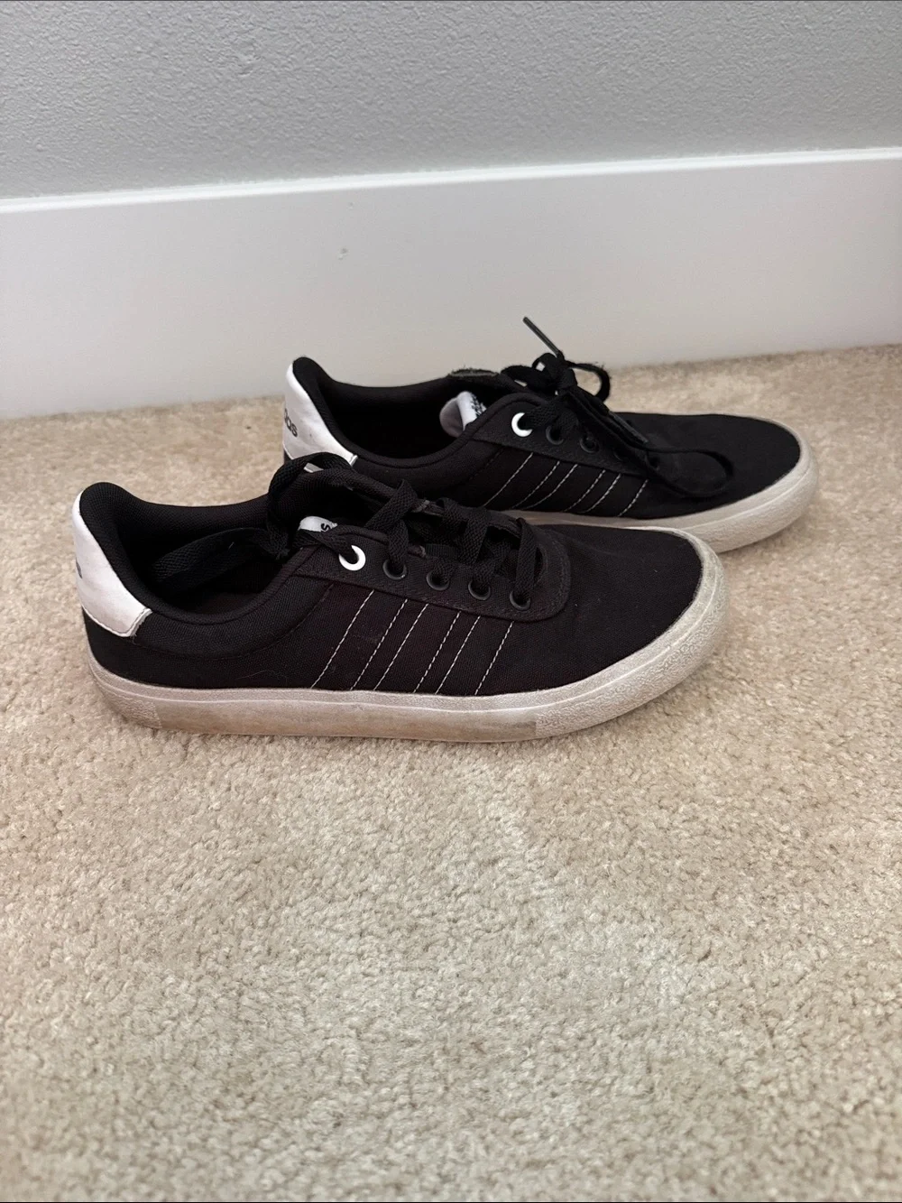 adidas Black Canvas Low-Top skate shoes  with White Heel boys size 5.5